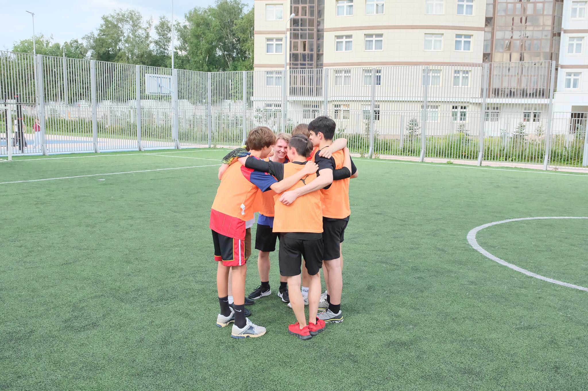 Команда участников ЛОСя перед спортивной игрой