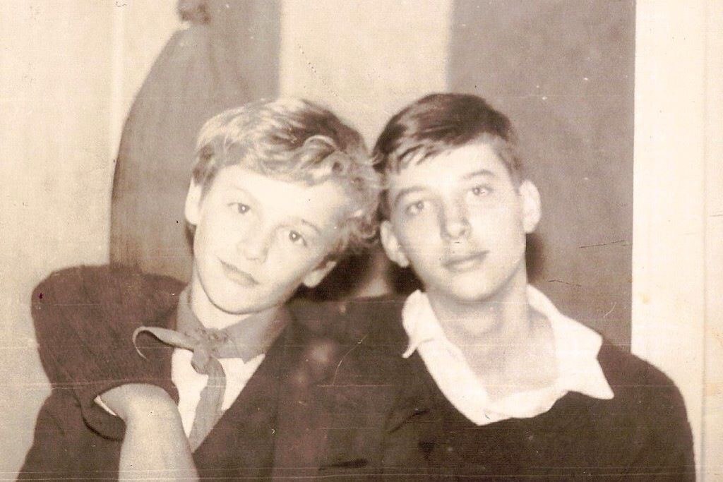 Дмитрий Ефимович в школьные годы (слева)