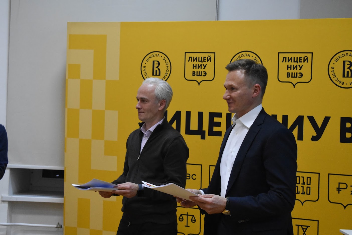 Дмитрий Ефимович Фишбейн и Виктор Николаевич Беляков вручают сертификаты победителям конкурса 